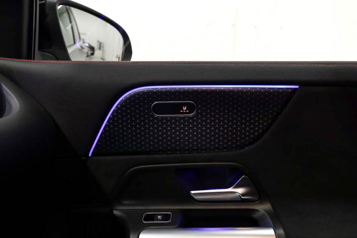 Sort Mercedes EQA350 fra 2025