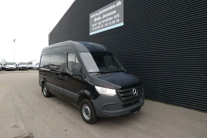 Sort Mercedes Sprinter 317 fra 2022