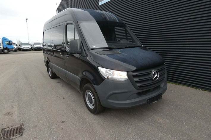 Sort Mercedes Sprinter 317 fra 2022