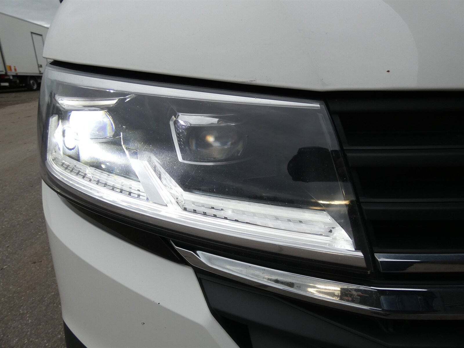 Hvid VW Transporter fra 2021