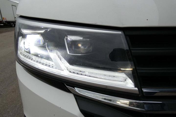 Hvid VW Transporter fra 2021