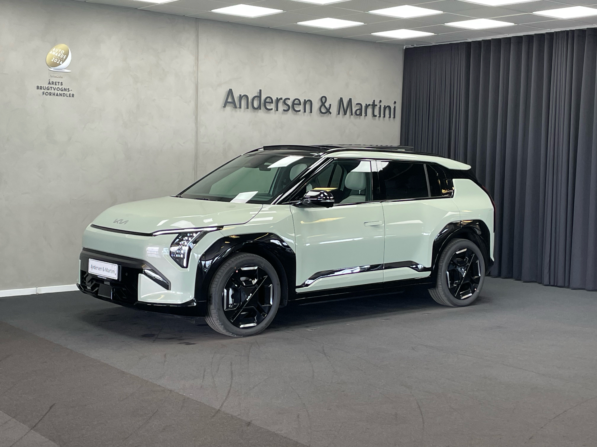 Grøn Kia EV3 fra 2025 set udefra