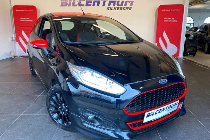 Sort Ford Fiesta fra 2015 set udefra