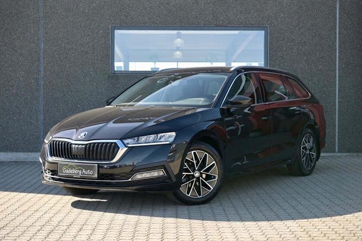 Sort Skoda Octavia fra 2021 set udefra