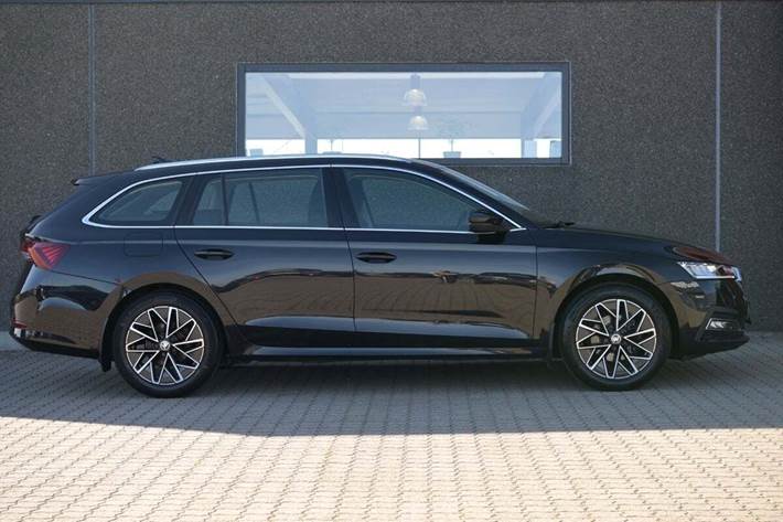 Sort Skoda Octavia fra 2021