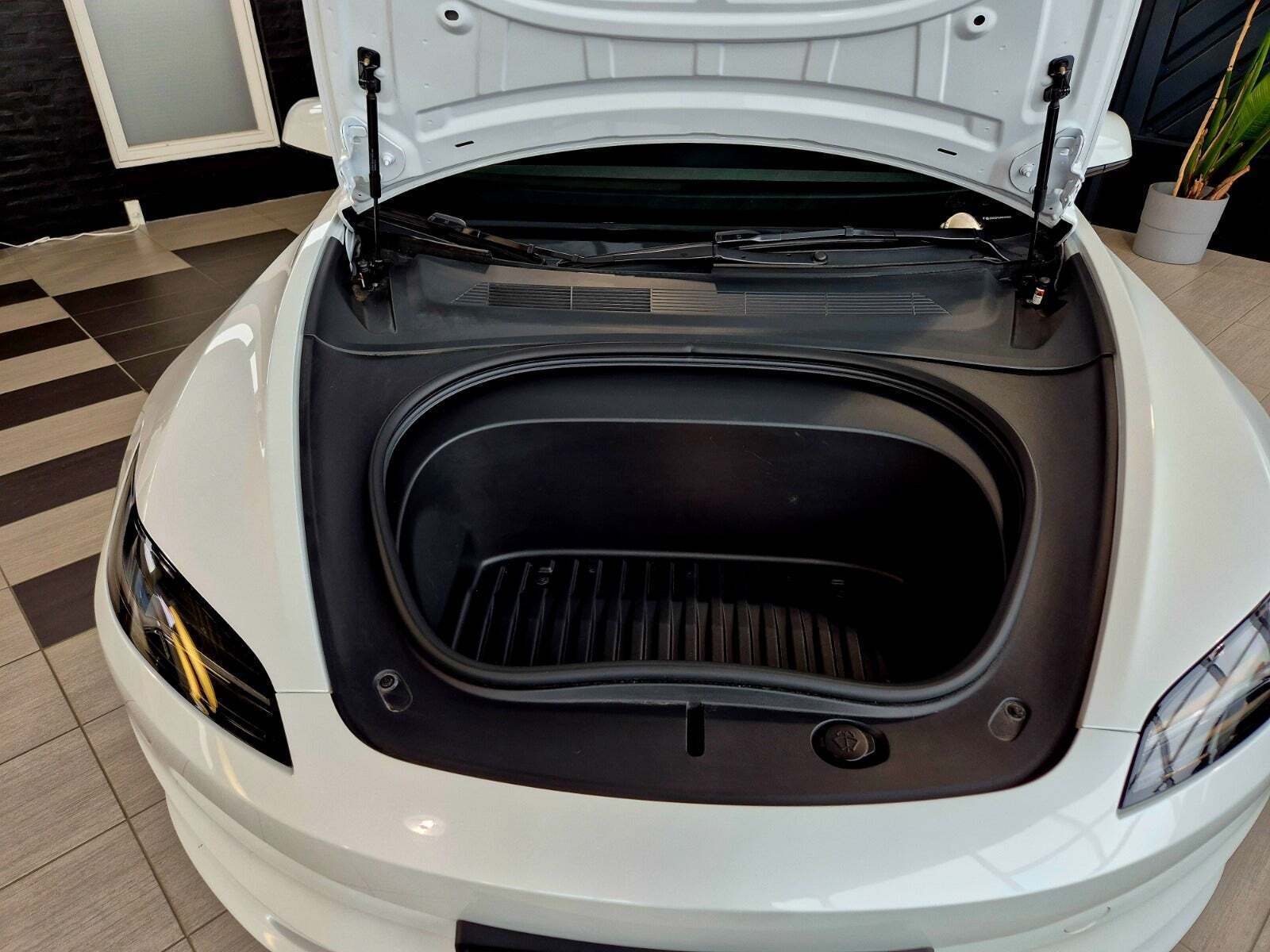 Hvid Tesla Model 3 fra 2024