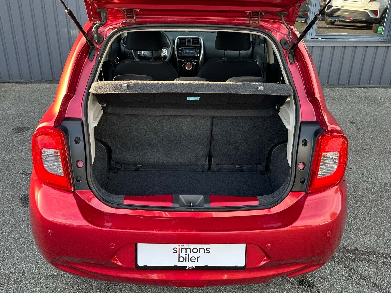 Rød Nissan Micra fra 2013