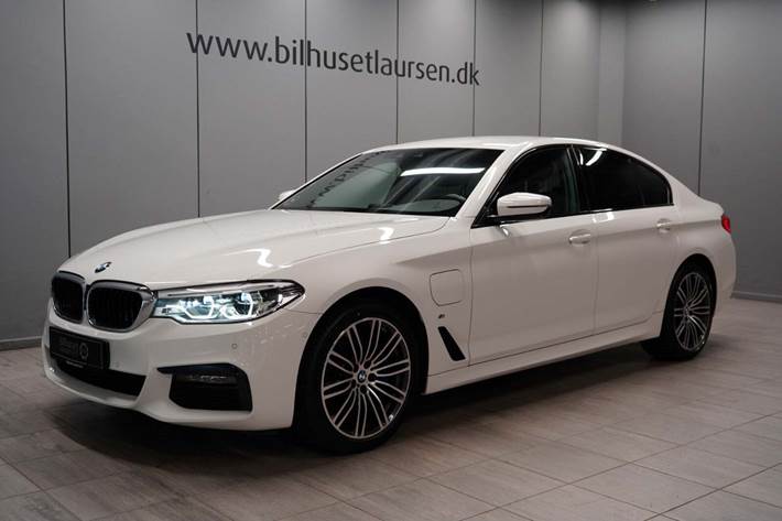 Hvid BMW 530e fra 2019 set udefra