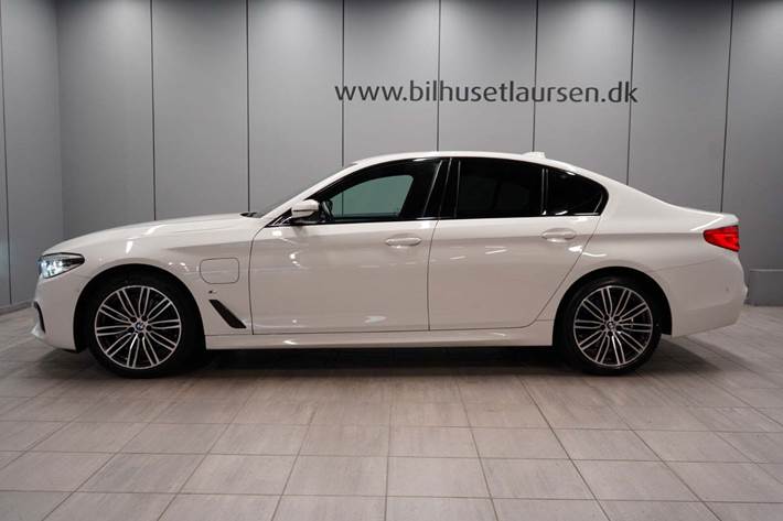 Hvid BMW 530e fra 2019