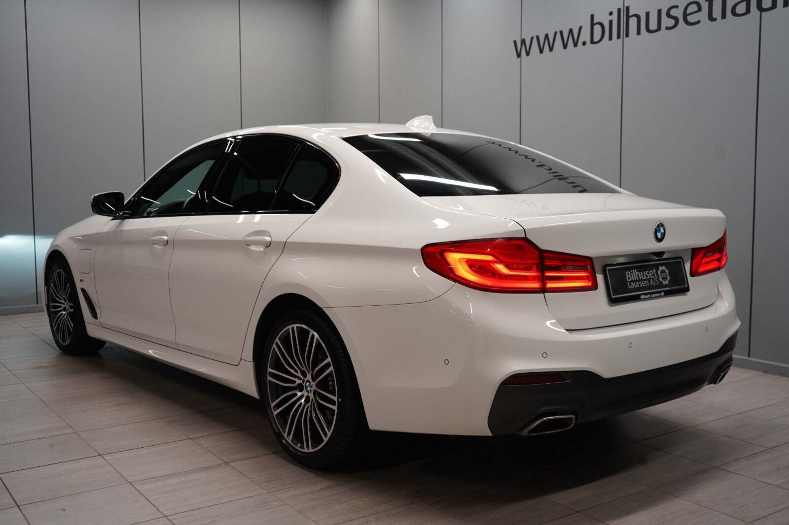 Hvid BMW 530e fra 2019