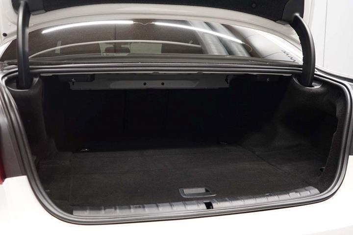 Hvid BMW 530e fra 2019
