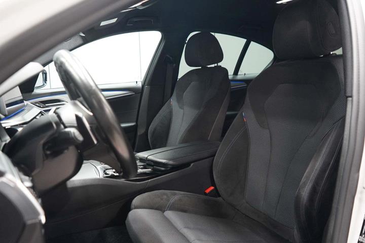 Hvid BMW 530e fra 2019