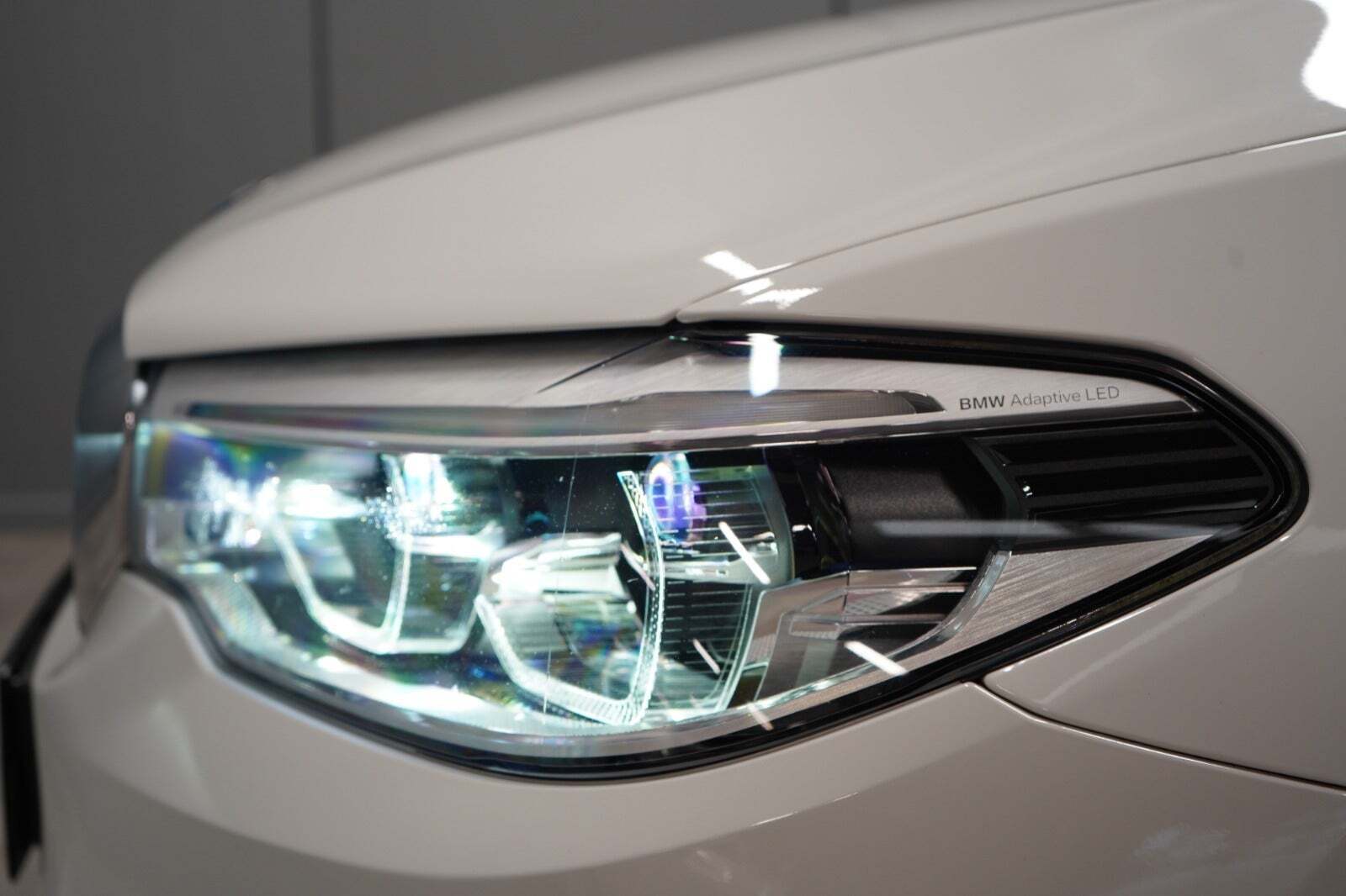 Hvid BMW 530e fra 2019