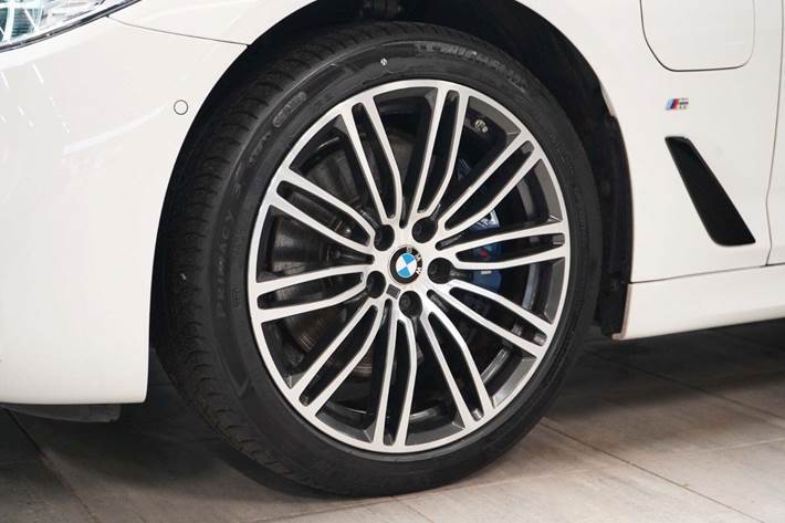 Hvid BMW 530e fra 2019