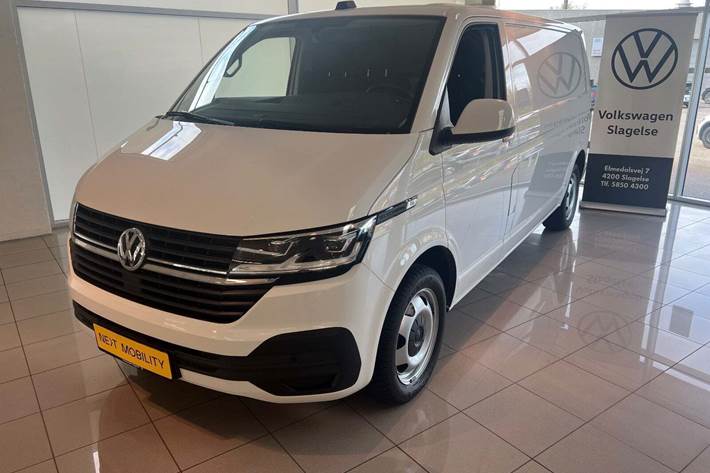 Hvid VW Transporter fra 2024 set udefra