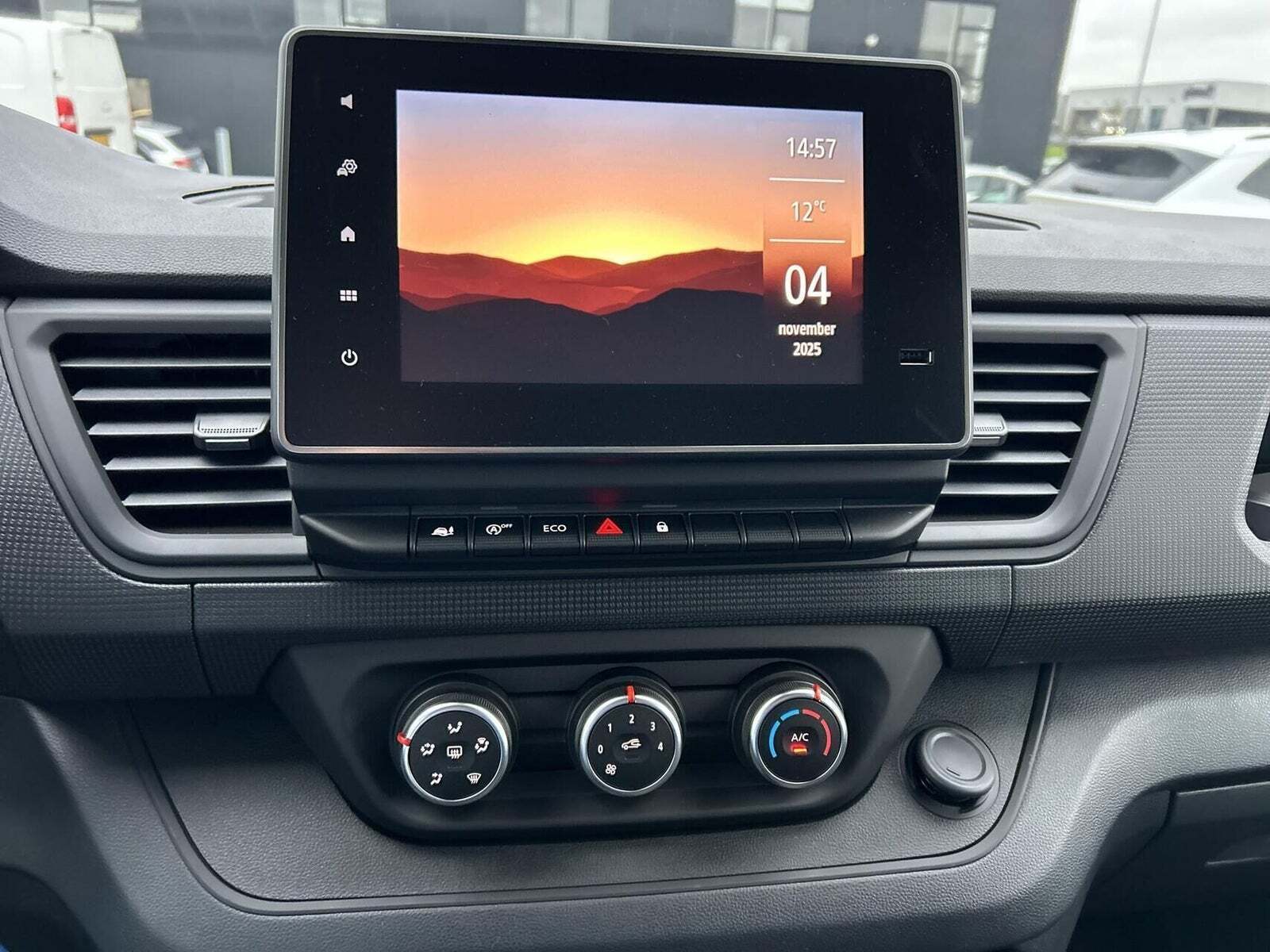 Beige Renault Trafic fra 2025