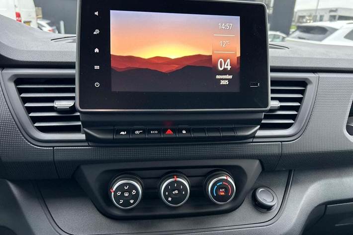 Beige Renault Trafic fra 2025