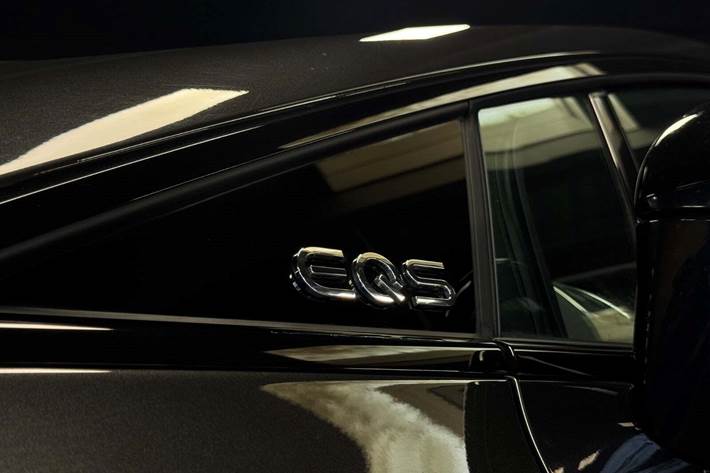 Grå Mercedes EQS450+ fra 2022