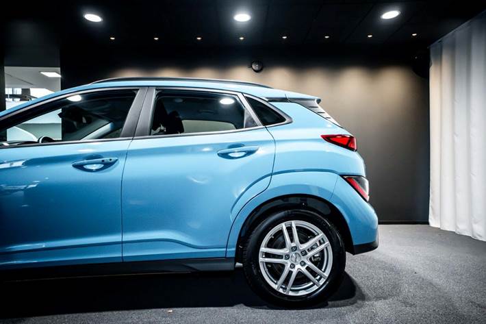 Blå Hyundai Kona fra 2021