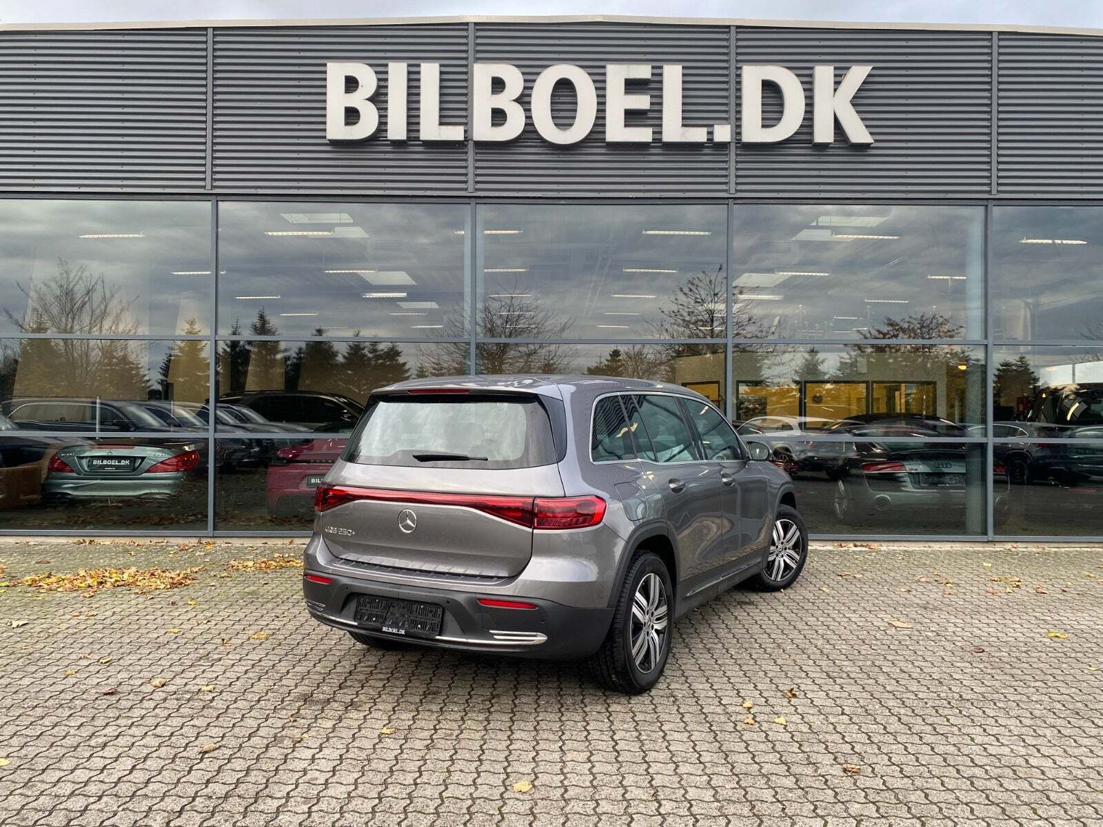 Grå Mercedes EQB250+ fra 2024