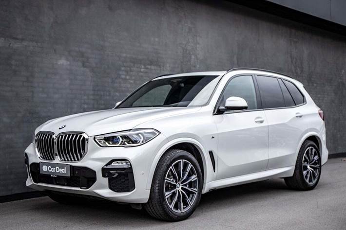 Hvid BMW X5 fra 2019 set udefra