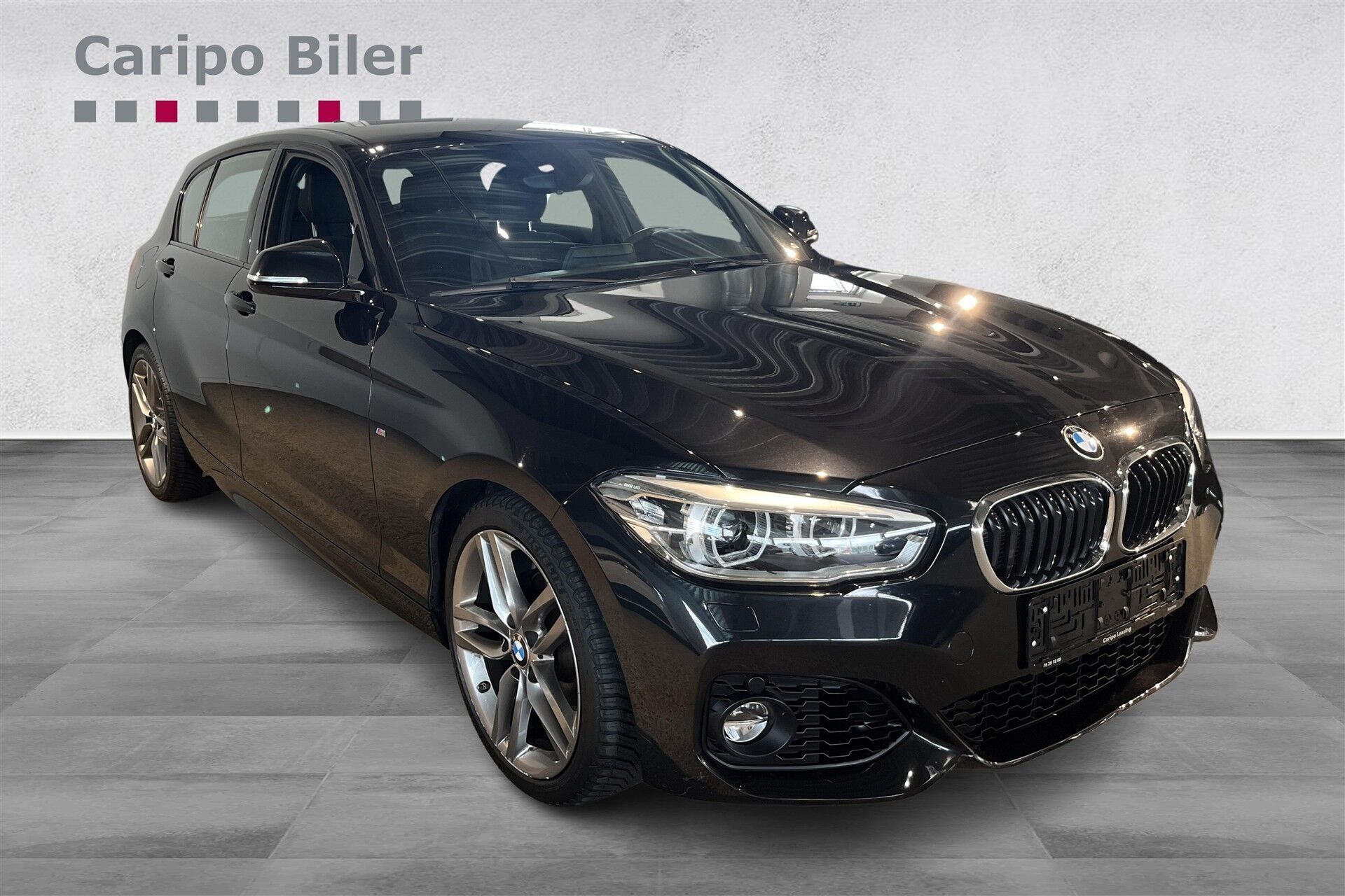 Sort BMW 118i fra 2019 set udefra