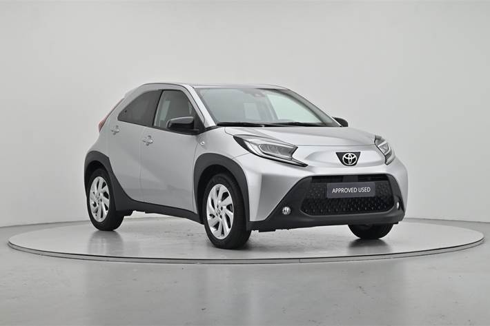 Sølv Toyota Aygo X fra 2023 set udefra