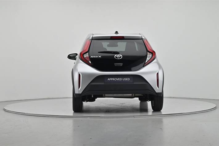 Sølv Toyota Aygo X fra 2023