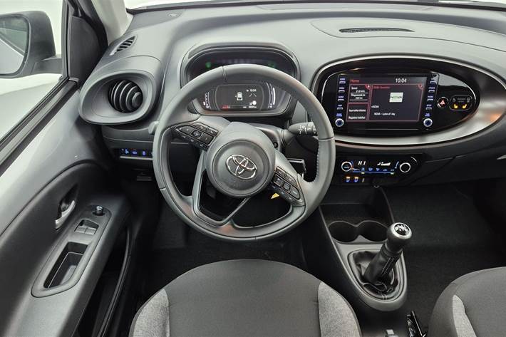 Sølv Toyota Aygo X fra 2023