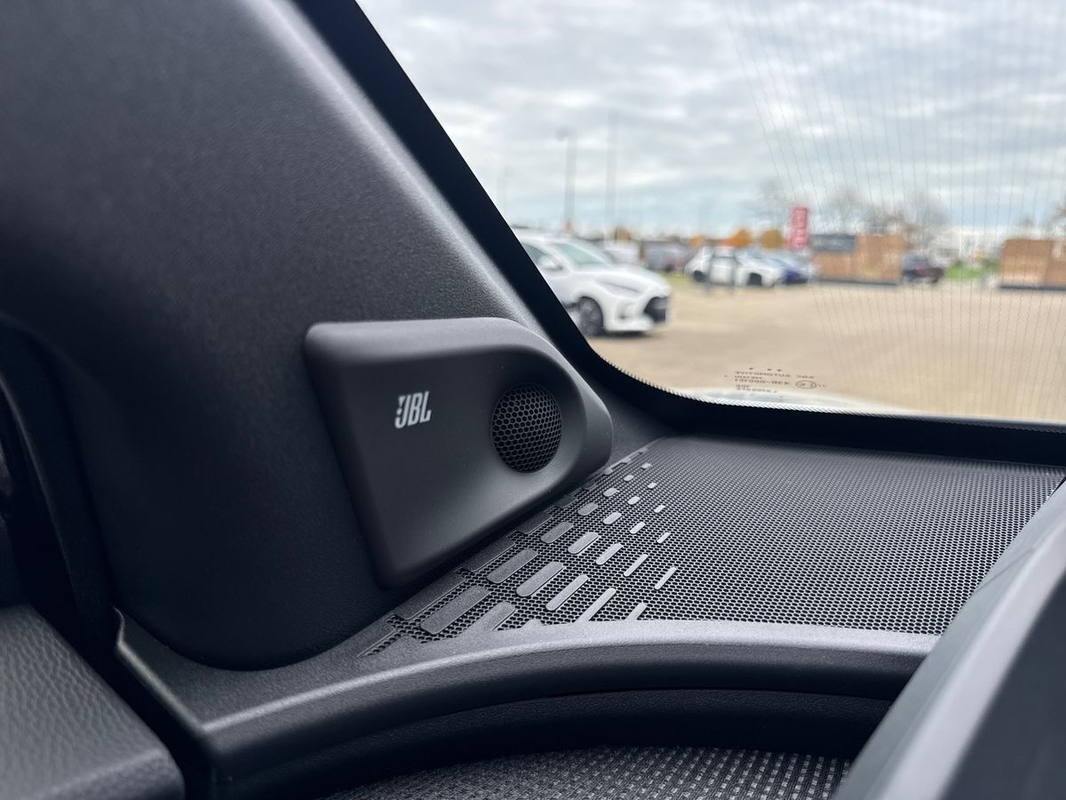 Sølv Toyota BZ4X fra 2025