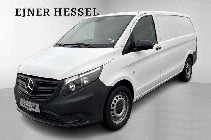 Hvid Mercedes Vito 114 fra 2022 set udefra