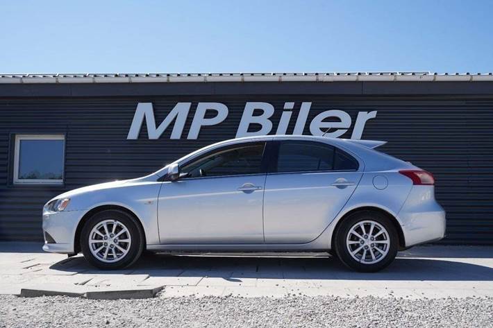 Sølv Mitsubishi Lancer fra 2011