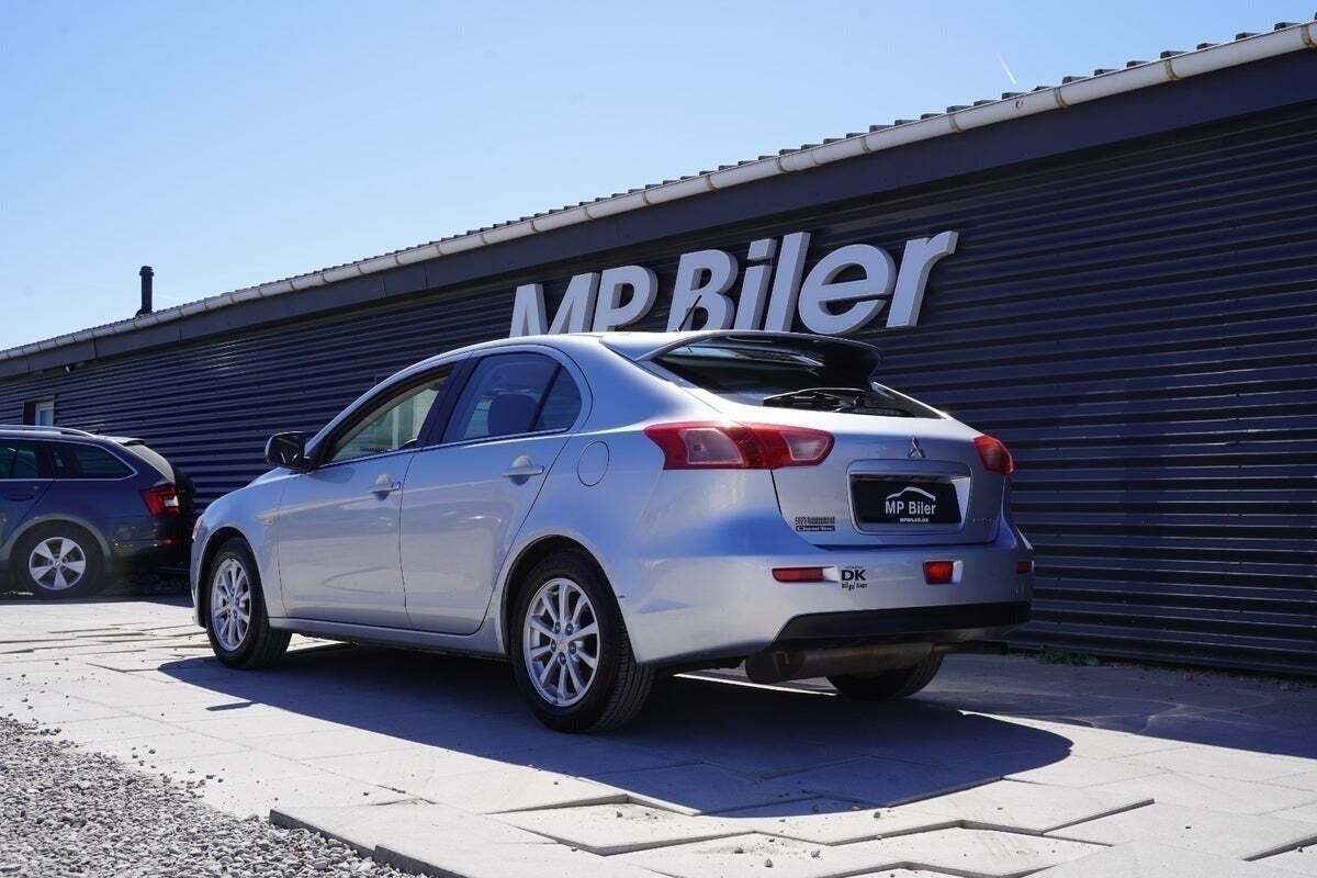 Sølv Mitsubishi Lancer fra 2011