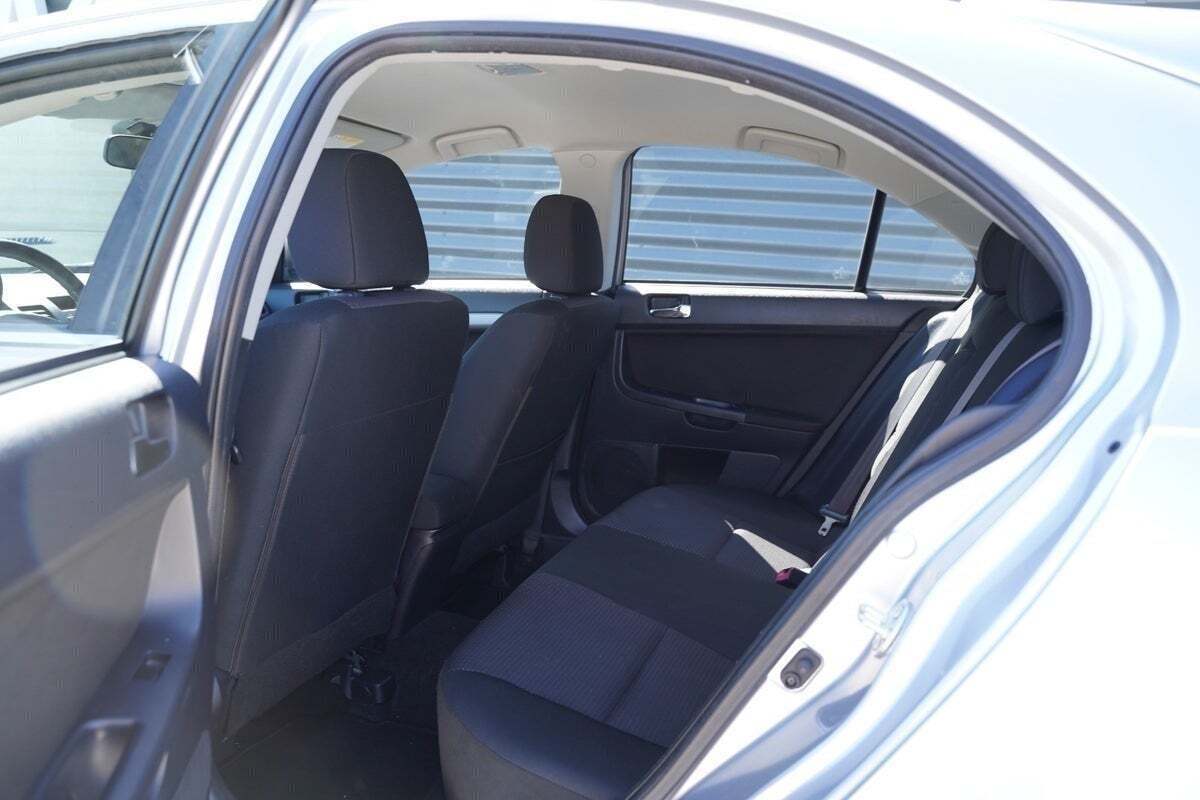Sølv Mitsubishi Lancer fra 2011 set indefra