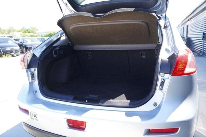 Sølv Mitsubishi Lancer fra 2011 set udefra