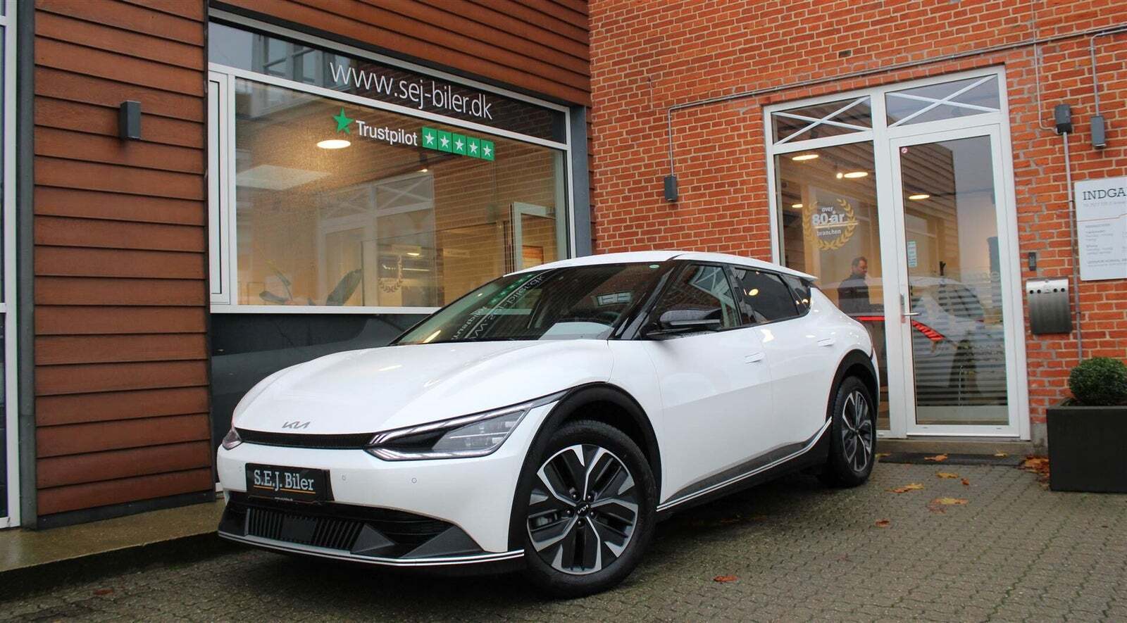 Hvid Kia EV6 fra 2024 set udefra