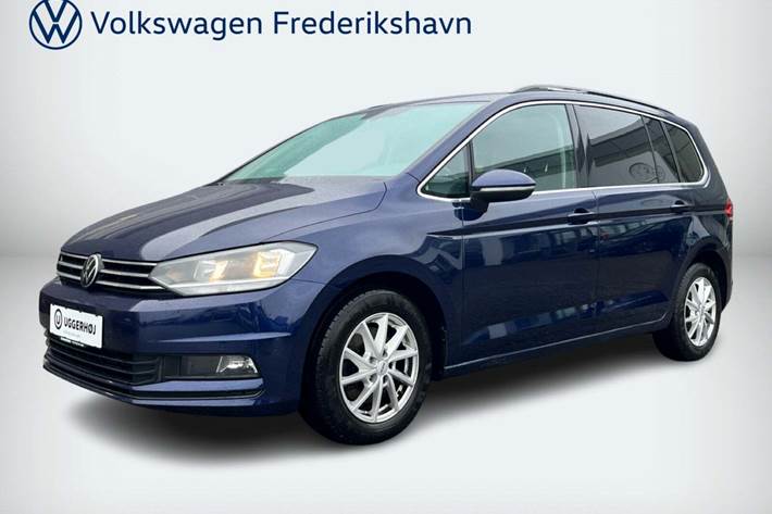 Blå VW Touran fra 2021 set udefra