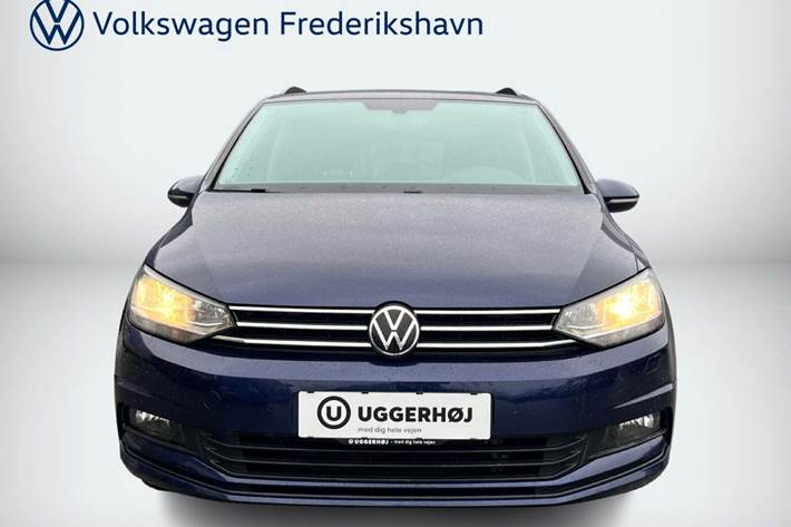 Blå VW Touran fra 2021