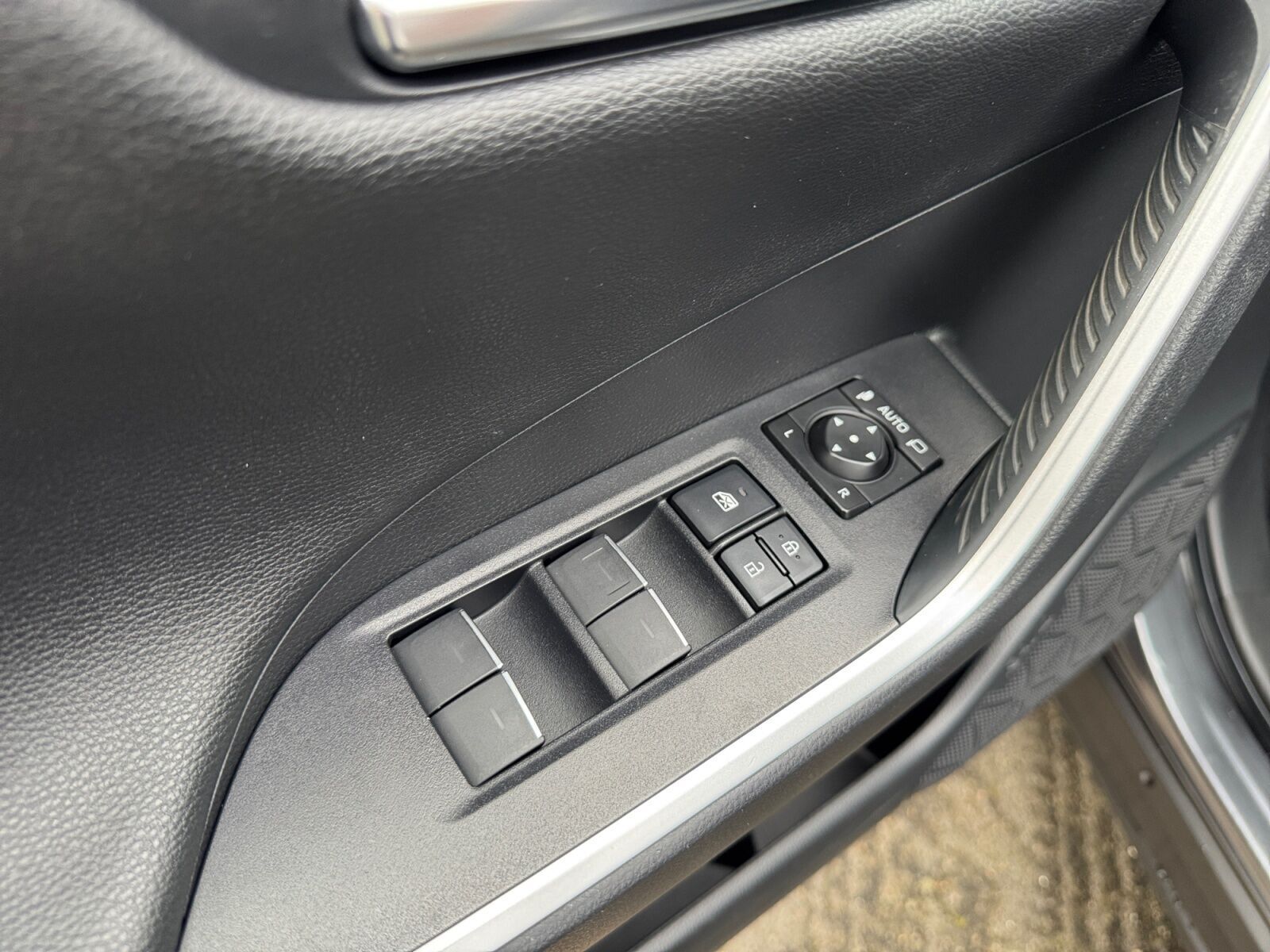 Grå Toyota RAV4 Plug-in fra 2023