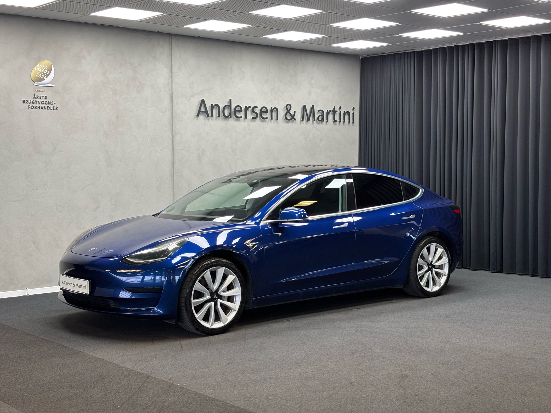 Blå Tesla Model 3 fra 2020 set udefra