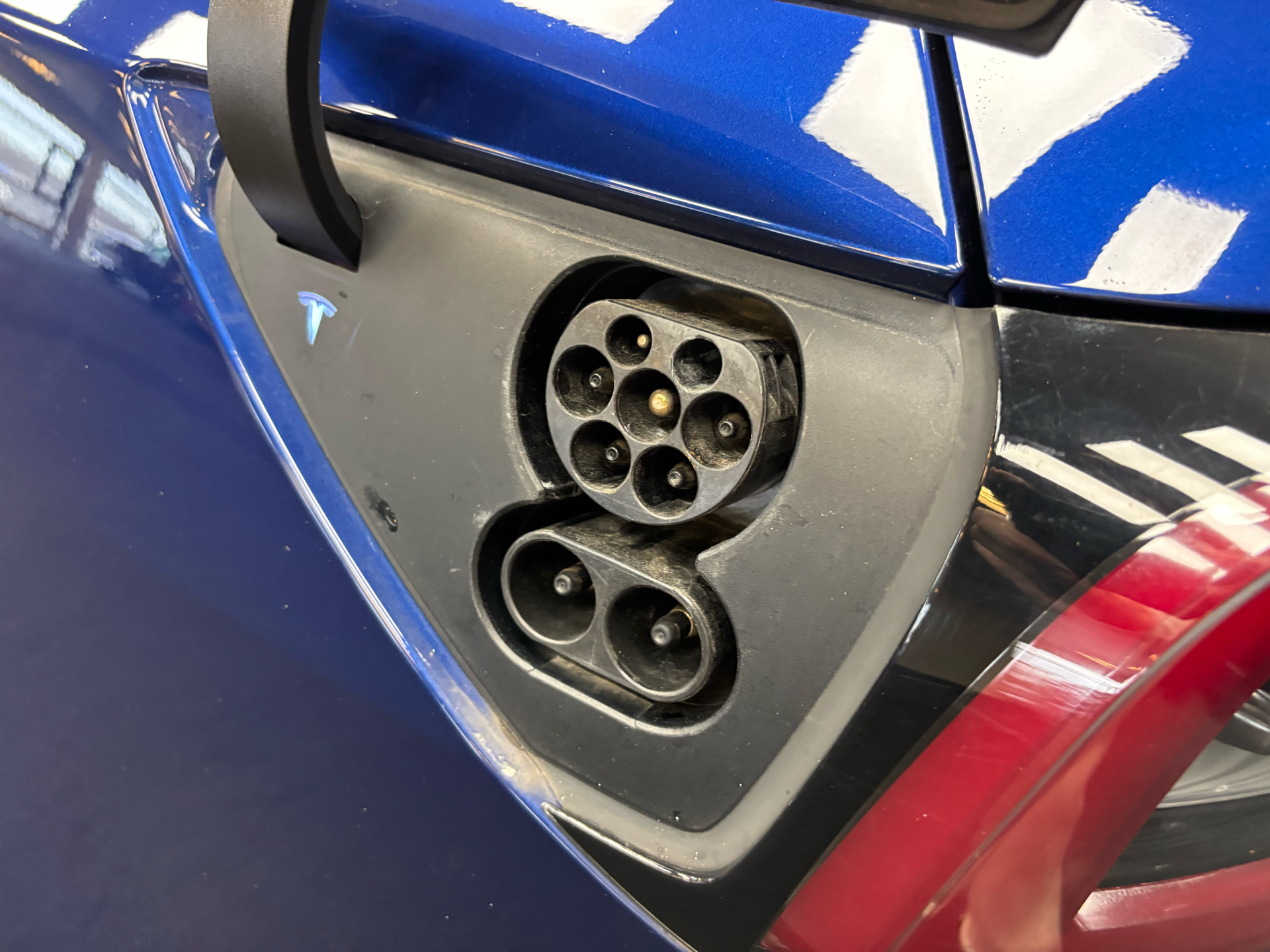 Blå Tesla Model 3 fra 2020