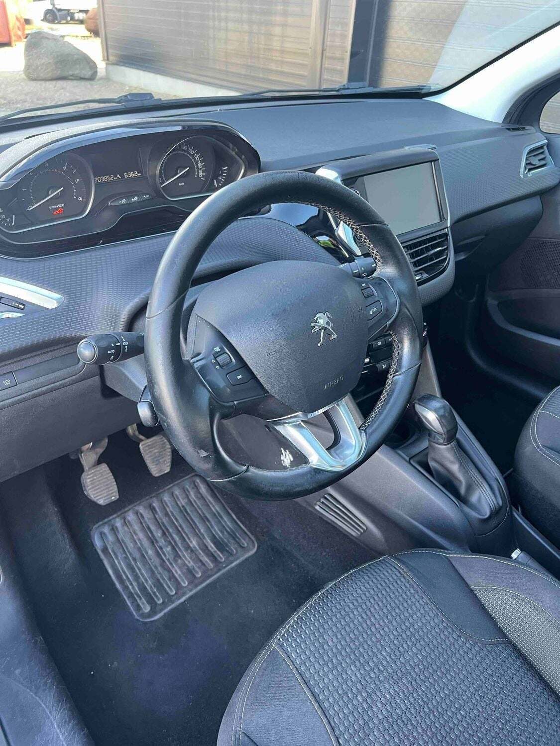 Grå Peugeot 208 fra 2018