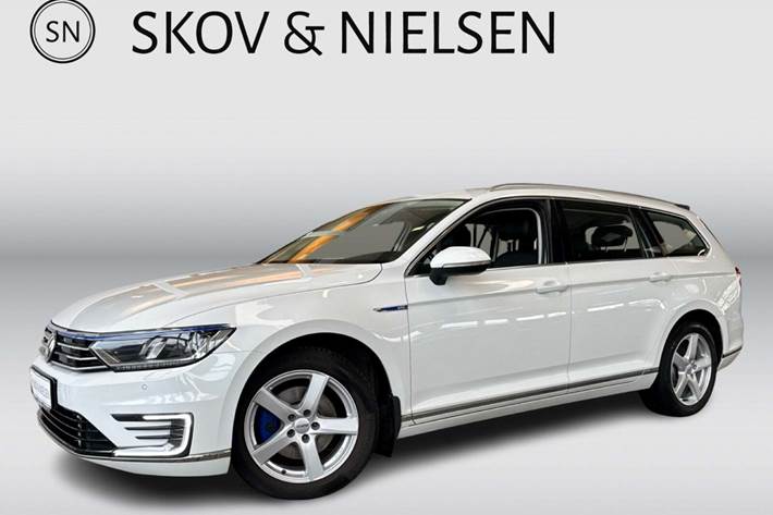 Hvid VW Passat fra 2017 set udefra