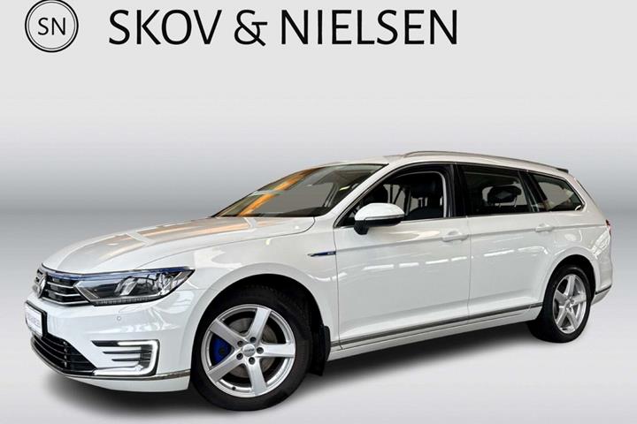 Hvid VW Passat fra 2017 set udefra