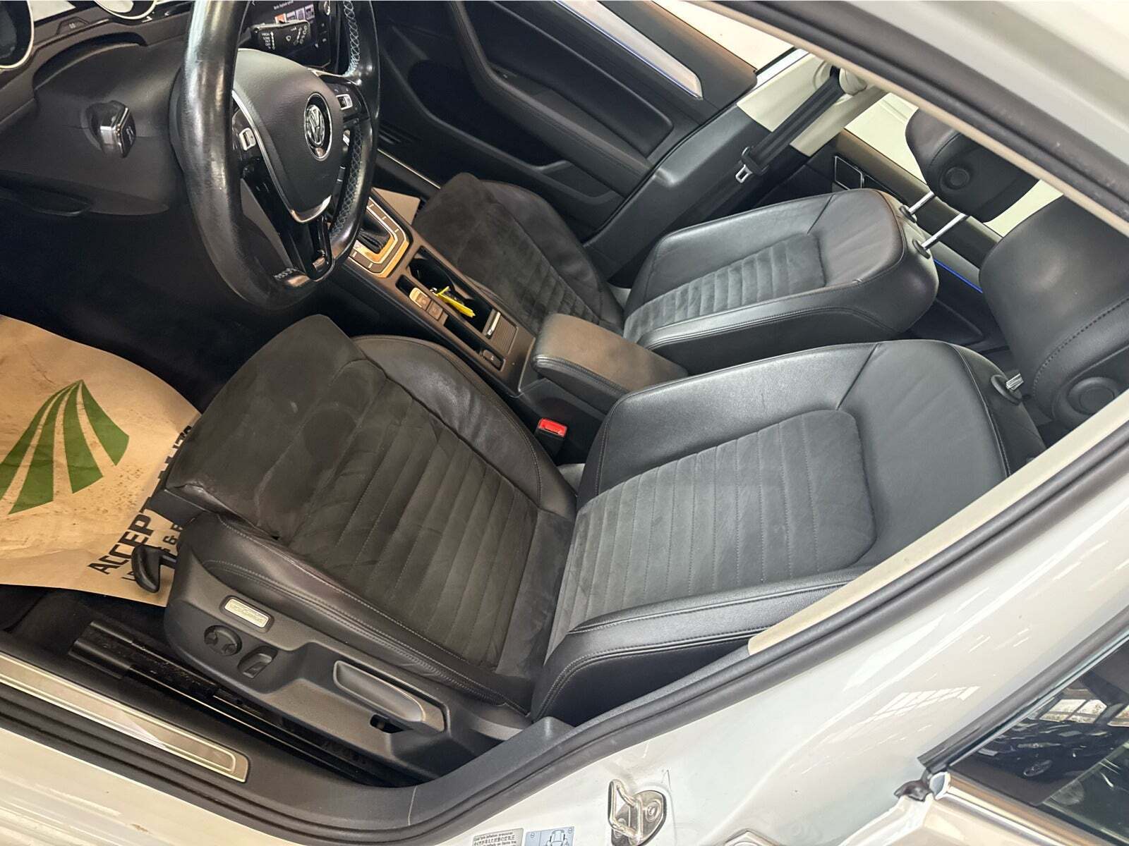 Hvid VW Passat fra 2017