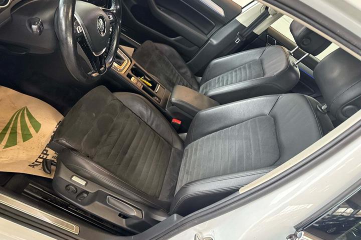 Hvid VW Passat fra 2017