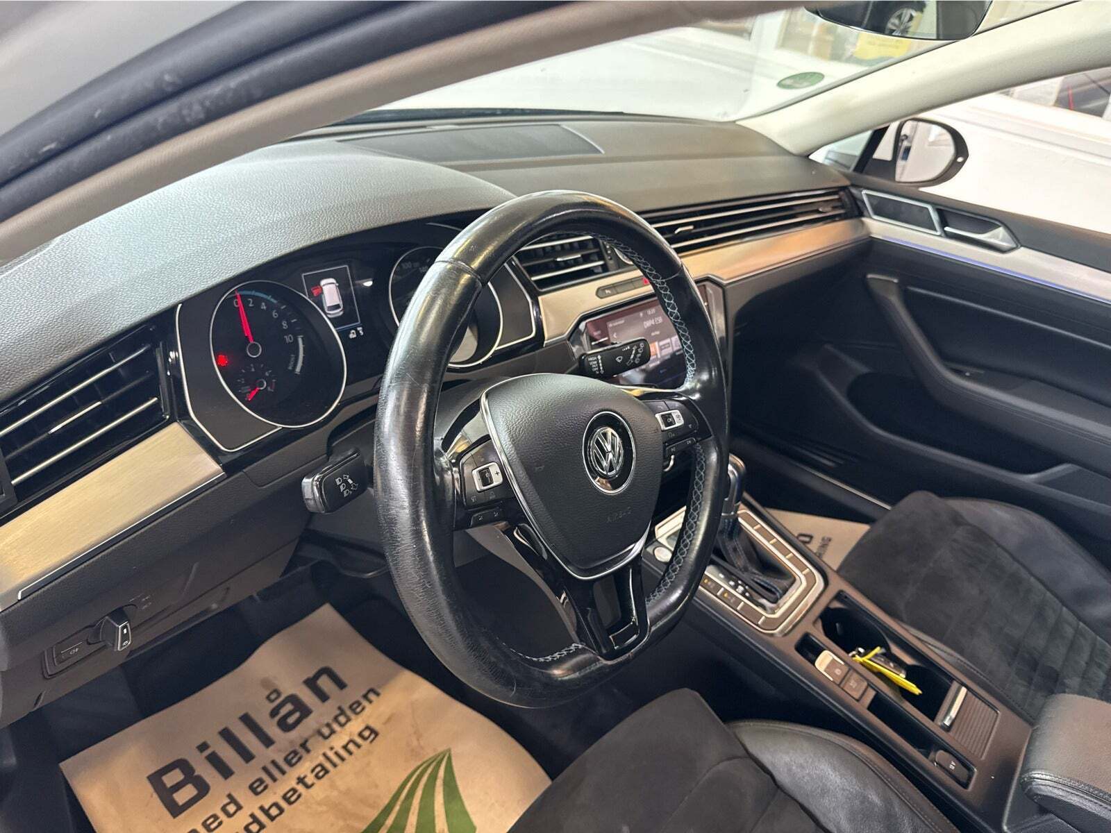Hvid VW Passat fra 2017