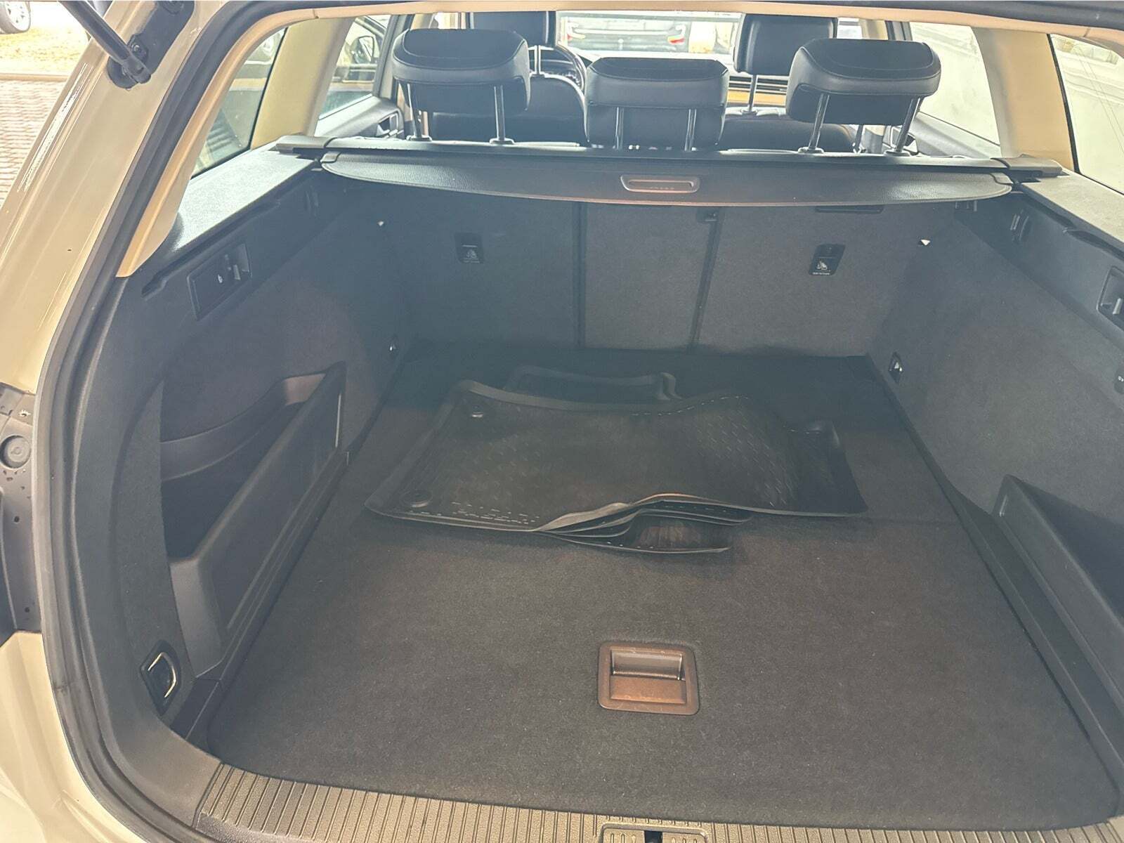 Hvid VW Passat fra 2017