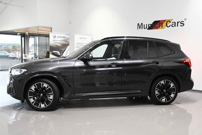Grå BMW iX3 fra 2025