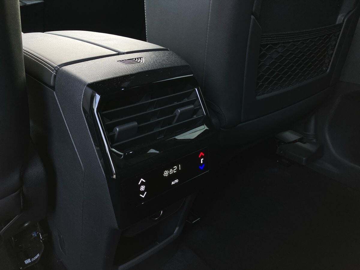 Blå Peugeot e-5008 fra 2024